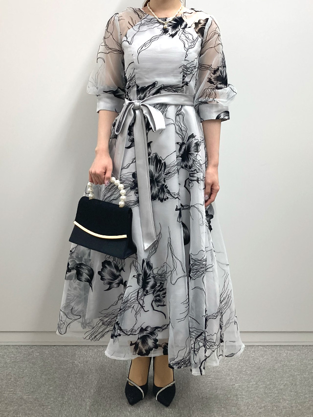 身長159cmスタッフMizuが着用するモノトーンフラワーシアーボリュームスリーブフレアパーティードレス 二次会 発表会(グレー)のフロント画像