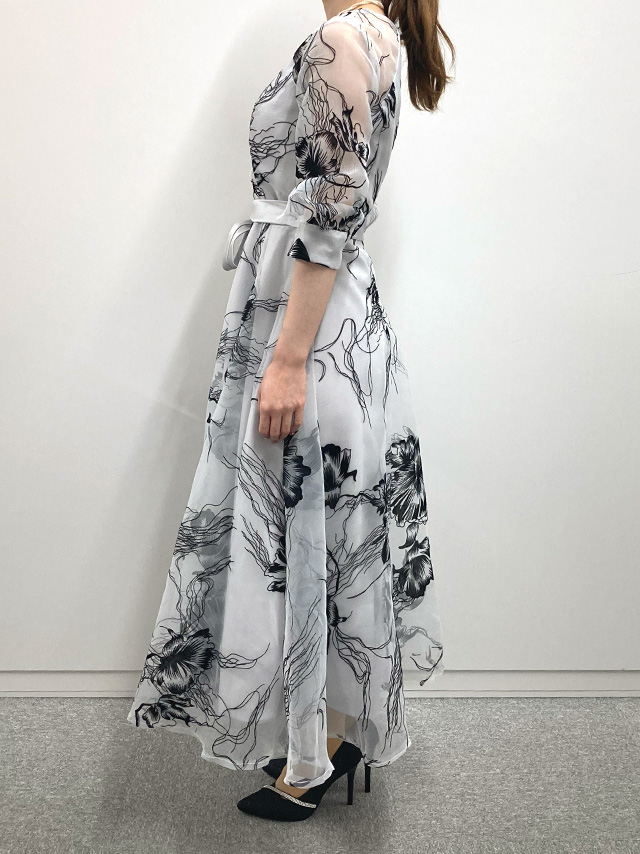 身長159cmスタッフMizuが着用するモノトーンフラワーシアーボリュームスリーブフレアパーティードレス 二次会 発表会(グレー)のサイド画像