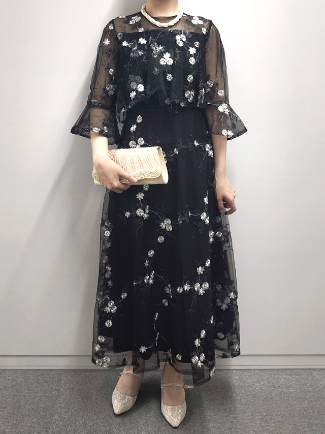 164cmスタッフkanaが着用する花刺繍チュールデザインロング丈パーティードレス(ブラック)のフロント画像