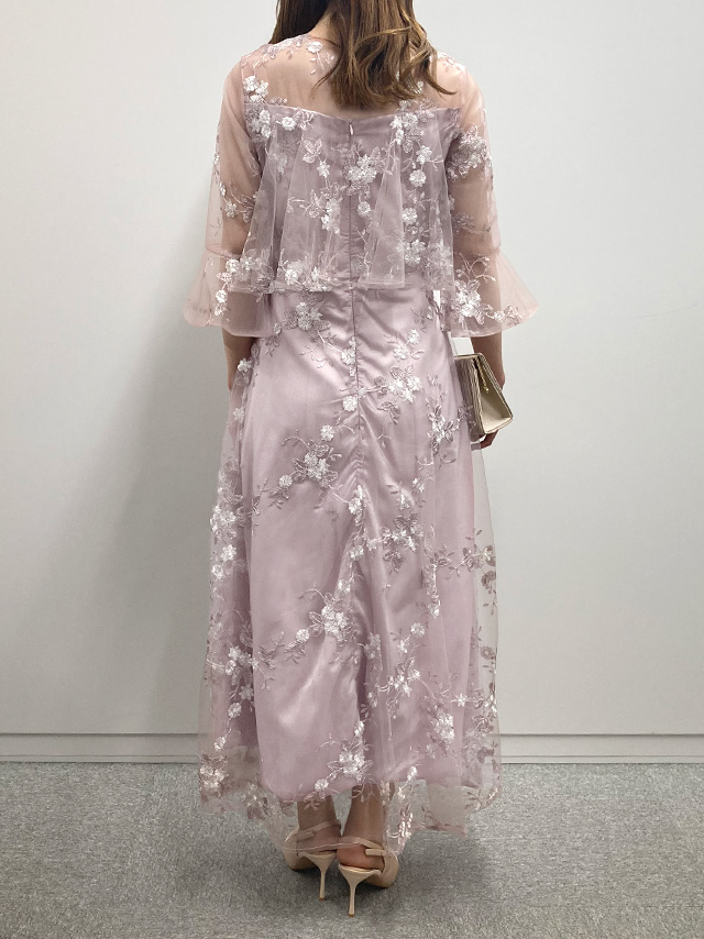 159cmスタッフMizuが着用するフラワー刺繍デコルテシースルーベルスリーブ袖ロングスカートパーティードレス(ピンク)のバック画像