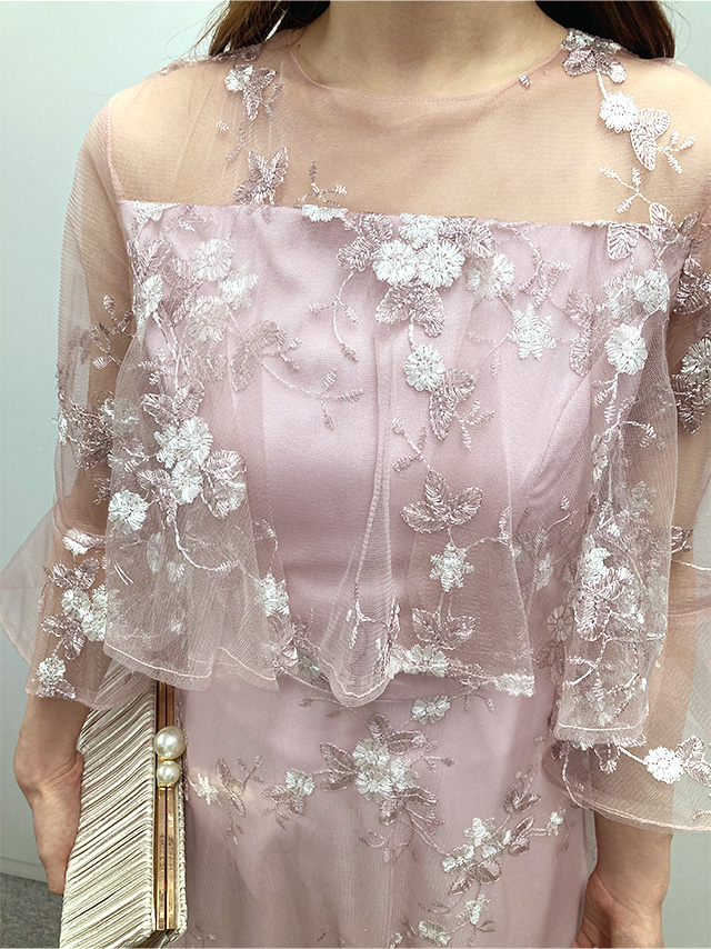 159cmスタッフMizuが着用するフラワー刺繍デコルテシースルーベルスリーブ袖ロングスカートパーティードレス(ピンク)のディティール 胸元アップ画像