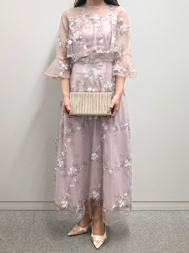 159cmスタッフMizuが着用するフラワー刺繍デコルテシースルーベルスリーブ袖ロングスカートパーティードレス(ピンク)のフロント画像