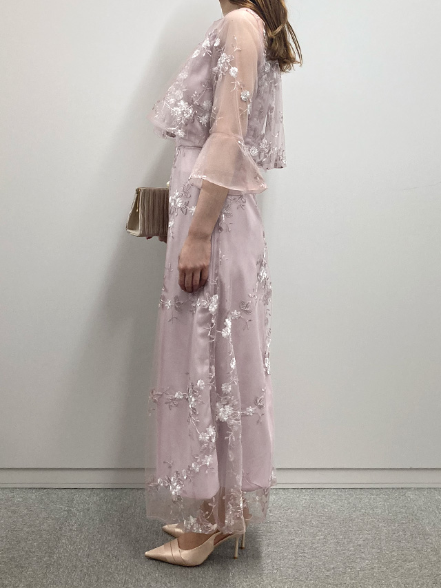 159cmスタッフMizuが着用するフラワー刺繍デコルテシースルーベルスリーブ袖ロングスカートパーティードレス(ピンク)のサイド画像