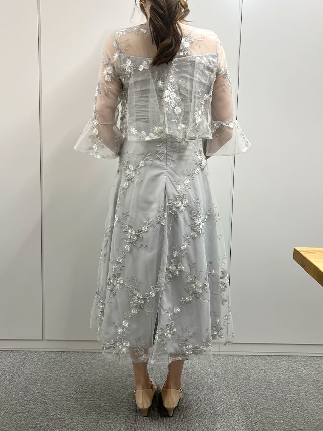 167cmスタッフsakuraが着用するフラワー刺繍デコルテシースルーベルスリーブ袖ロングスカートパーティードレス(グレー)のバック画像