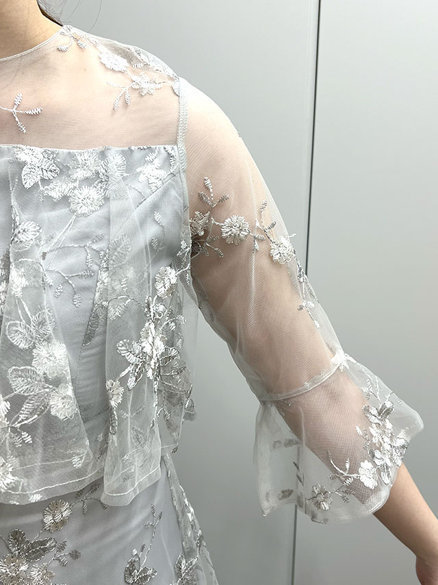 167cmスタッフsakuraが着用するフラワー刺繍デコルテシースルーベルスリーブ袖ロングスカートパーティードレス(グレー)のディティール 袖部分アップ画像