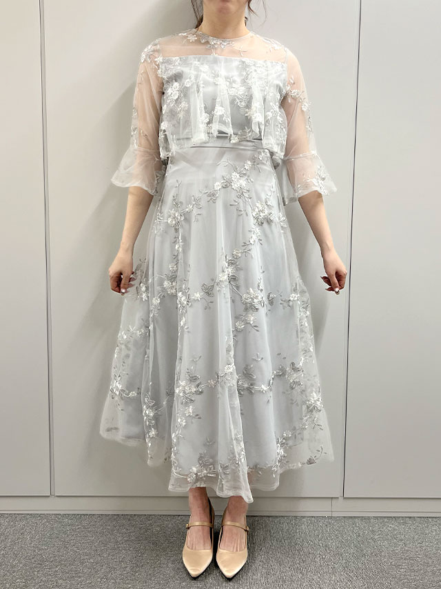 167cmスタッフsakuraが着用するフラワー刺繍デコルテシースルーベルスリーブ袖ロングスカートパーティードレス(グレー)のフロント画像