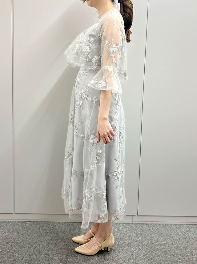 167cmスタッフsakuraが着用するフラワー刺繍デコルテシースルーベルスリーブ袖ロングスカートパーティードレス(グレー)のサイド画像