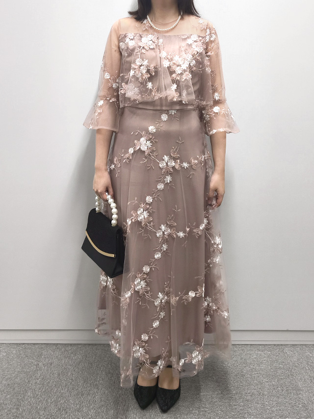 159cmスタッフRinが着用する花刺繍チュールデザインロング丈パーティードレス(モカ)のフロント画像