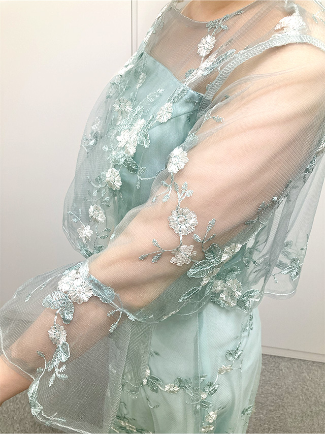 150cmスタッフTsukushiが着用するフラワー刺繍デコルテシースルーベルスリーブ袖ロングスカートパーティードレス(ミント)のディティール 腕の刺繍部分アップ画像