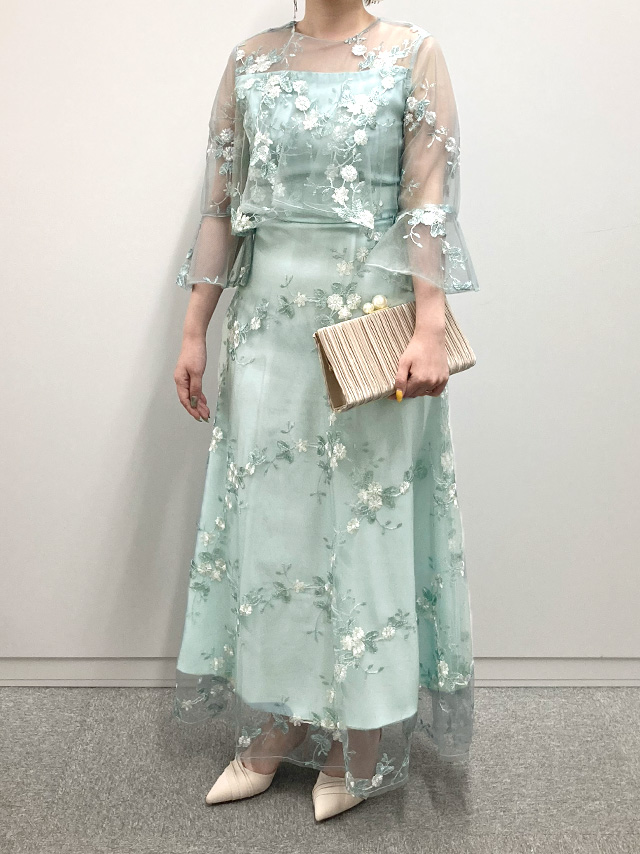 150cmスタッフTsukushiが着用するフラワー刺繍デコルテシースルーベルスリーブ袖ロングスカートパーティードレス(ミント)のフロント画像