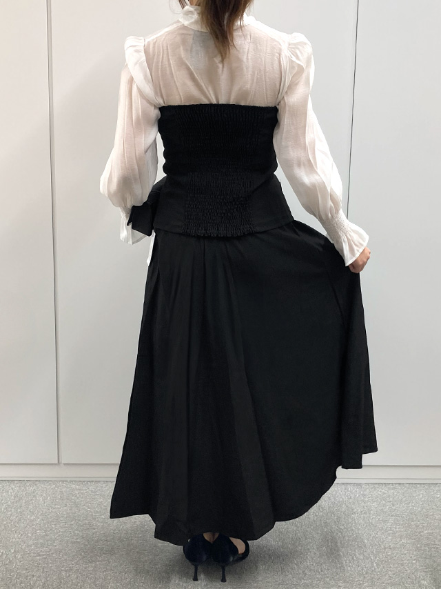 159cmスタッフRが着用するビスチェロング丈フレアスカートセットアップドレス(ブラック)のバック画像