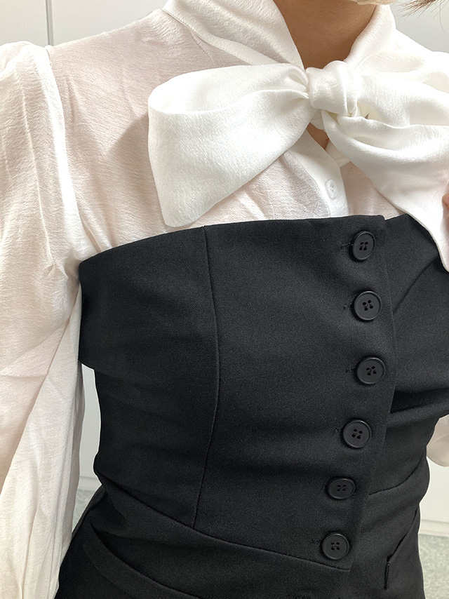 159cmスタッフRが着用するビスチェロング丈フレアスカートセットアップドレス(ブラック)のディティール画像1