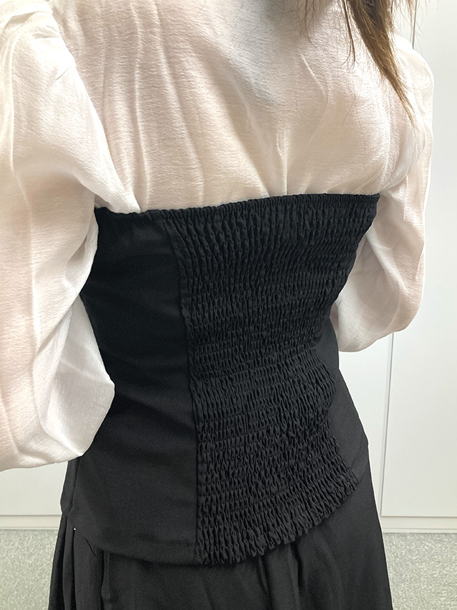 159cmスタッフRが着用するビスチェロング丈フレアスカートセットアップドレス(ブラック)のディティール画像2