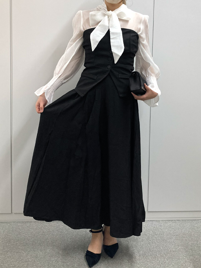 159cmスタッフRが着用するビスチェロング丈フレアスカートセットアップドレス(ブラック)のフロント画像