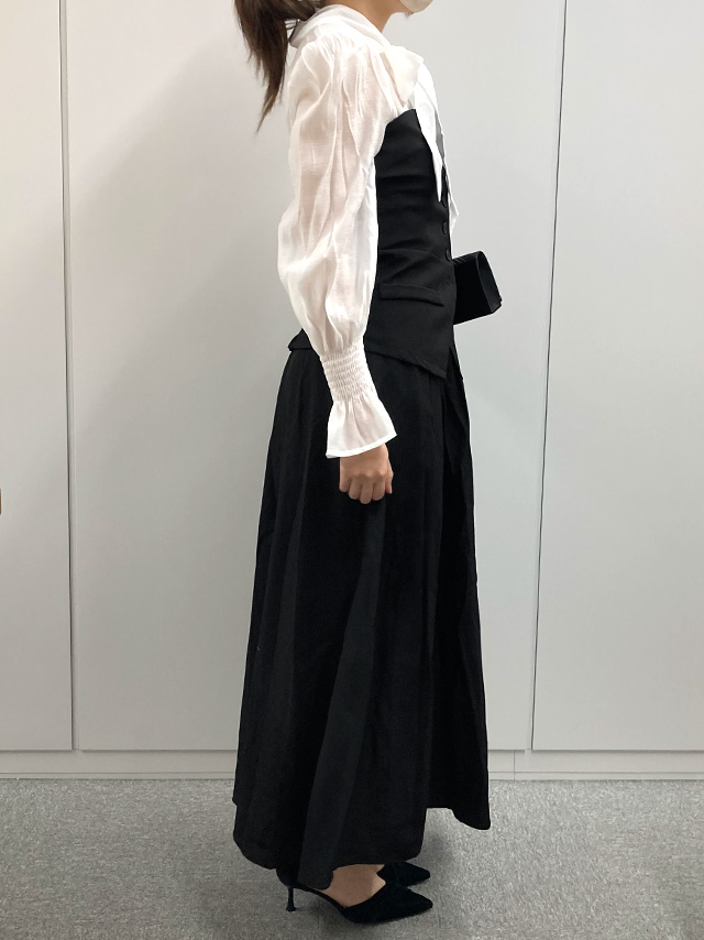 159cmスタッフRが着用するビスチェロング丈フレアスカートセットアップドレス(ブラック)のサイド画像