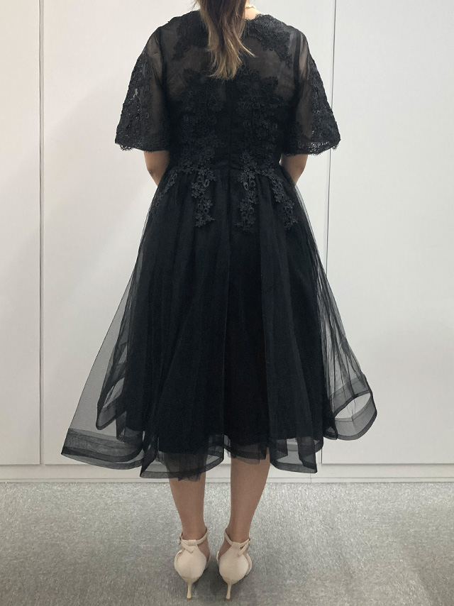 159cmスタッフRが着用する立体刺繍重ねチュール五分袖ミモレ丈ワンピースパーティードレス(ブラック)のバック画像