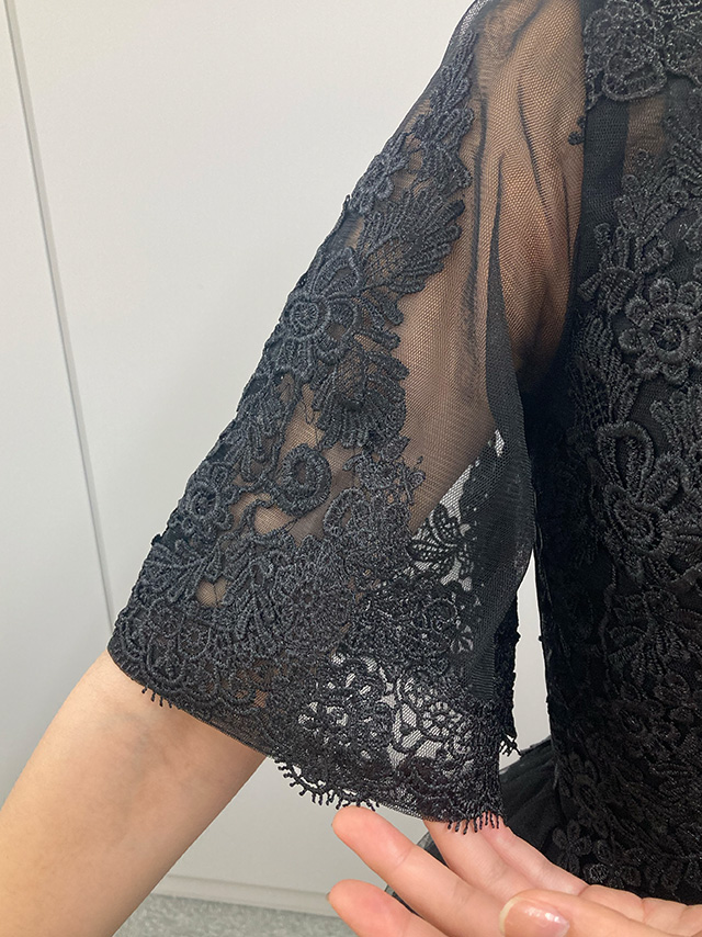 159cmスタッフRが着用する立体刺繍重ねチュール五分袖ミモレ丈ワンピースパーティードレス(ブラック)のディティール画像1