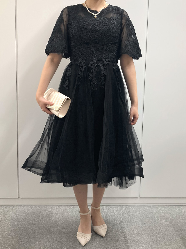 159cmスタッフRが着用する立体刺繍重ねチュール五分袖ミモレ丈ワンピースパーティードレス(ブラック)のフロント画像