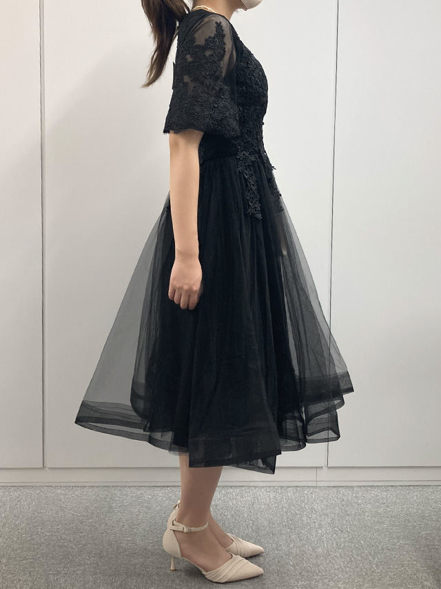159cmスタッフRが着用する立体刺繍重ねチュール五分袖ミモレ丈ワンピースパーティードレス(ブラック)のサイド画像