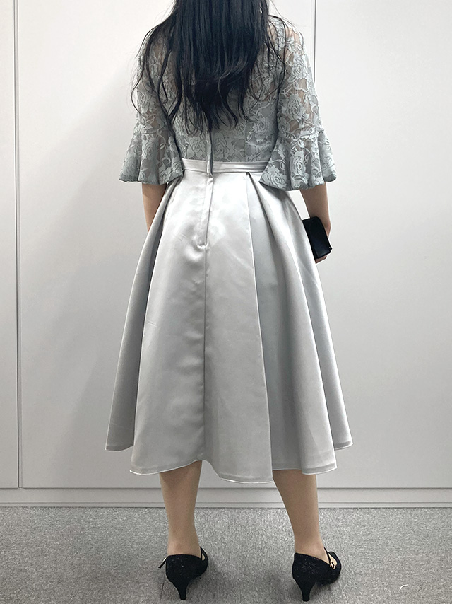 身長164cmスタッフKが着用するレース×サテンアンブレラスリーブミディアム丈パーティードレス(グレー)のバック画像