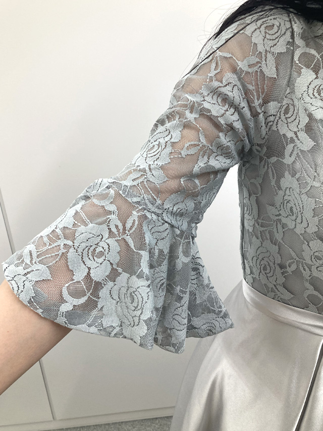 身長164cmスタッフKが着用するレース×サテンアンブレラスリーブミディアム丈パーティードレス(グレー)のディティール 袖口レースのアップ画像