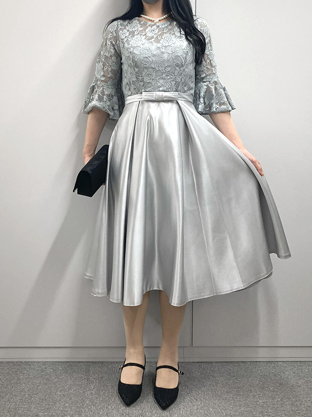 身長164cmスタッフKが着用するレース×サテンアンブレラスリーブミディアム丈パーティードレス(グレー)のフロント画像
