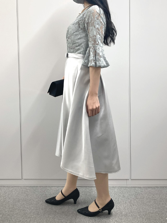 身長164cmスタッフKが着用するレース×サテンアンブレラスリーブミディアム丈パーティードレス(グレー)のサイド画像