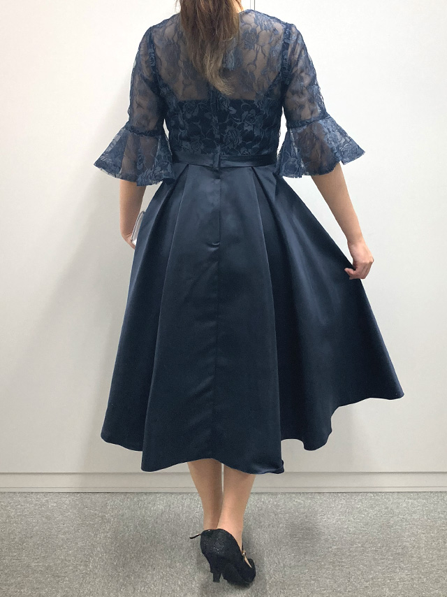 身長159cmスタッフRinが着用するフラワーレース×サテンアンブレラスリーブミモレ丈フレアパーティードレス 結婚式(ネイビー)のバック画像