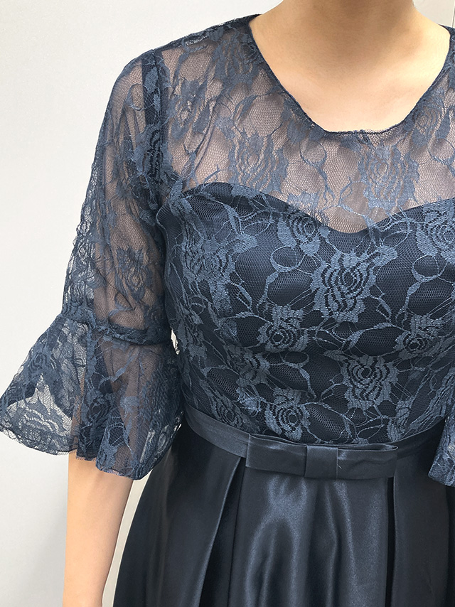身長159cmスタッフRinが着用するフラワーレース×サテンアンブレラスリーブミモレ丈フレアパーティードレス 結婚式(ネイビー)のディティール デコルテの透け感アップ画像