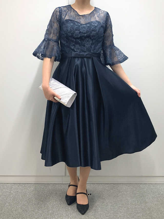 身長159cmスタッフRinが着用するフラワーレース×サテンアンブレラスリーブミモレ丈フレアパーティードレス 結婚式(ネイビー)のフロント画像