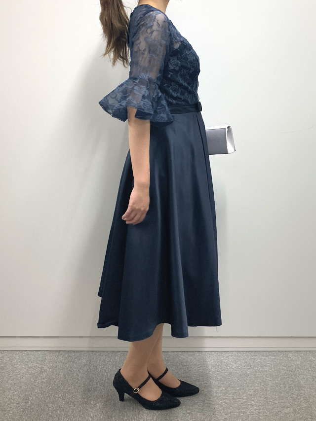 身長159cmスタッフRinが着用するフラワーレース×サテンアンブレラスリーブミモレ丈フレアパーティードレス 結婚式(ネイビー)のサイド画像