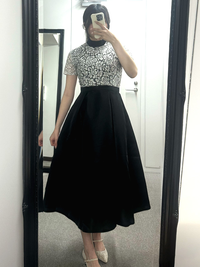 167cmスタッフMが着用する刺繍レース半袖サテンフレアスカートロングパーティードレス(ホワイトレース×ブラック)のフロント画像