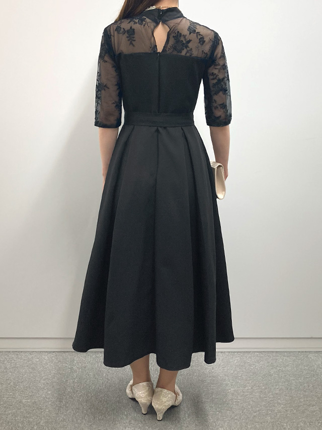 159cmスタッフMizuが着用するハイネックレース七分袖ミモレ丈パーティードレス(ブラック)のバック画像