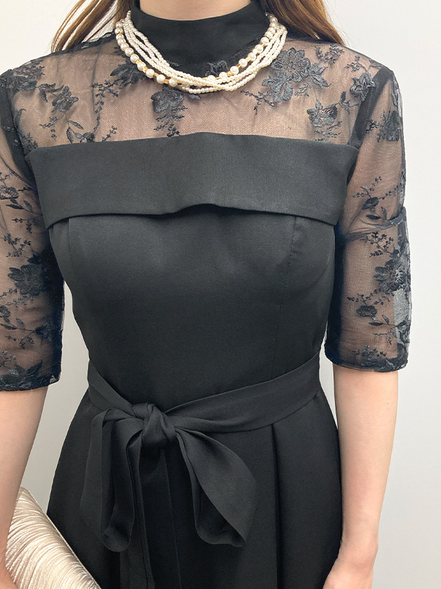 159cmスタッフMizuが着用するハイネックレース七分袖ミモレ丈パーティードレス(ブラック)のディティール バストアップ画像