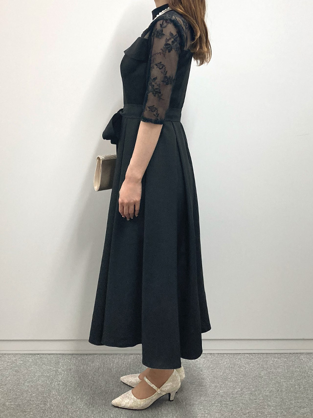 159cmスタッフMizuが着用するハイネックレース七分袖ミモレ丈パーティードレス(ブラック)のサイド画像