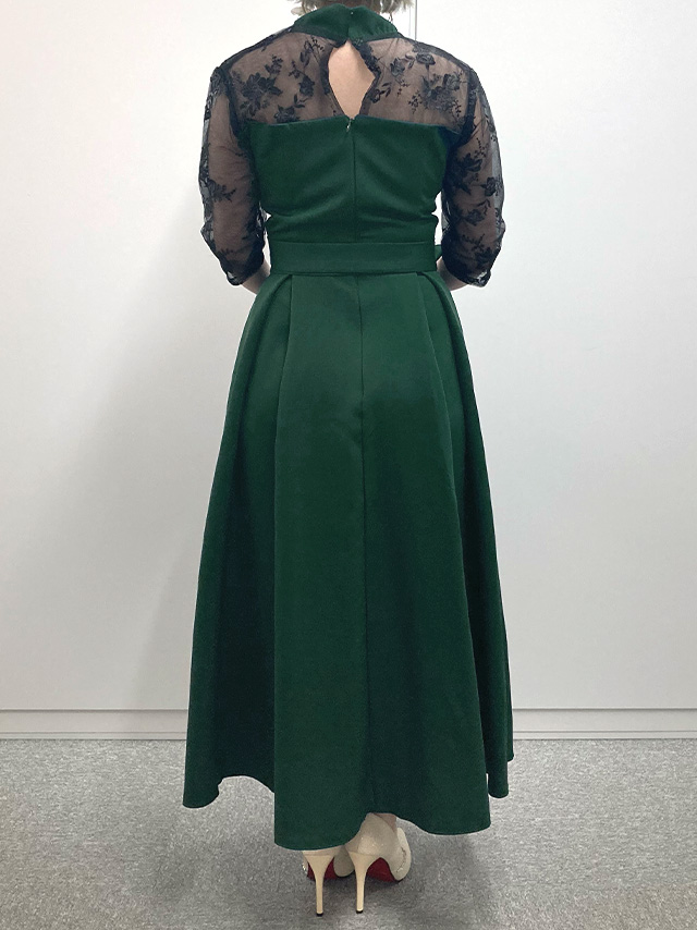 150cmスタッフTsukushiが着用するハイネックレース七分袖ミモレ丈パーティードレス(グリーン)のバック画像