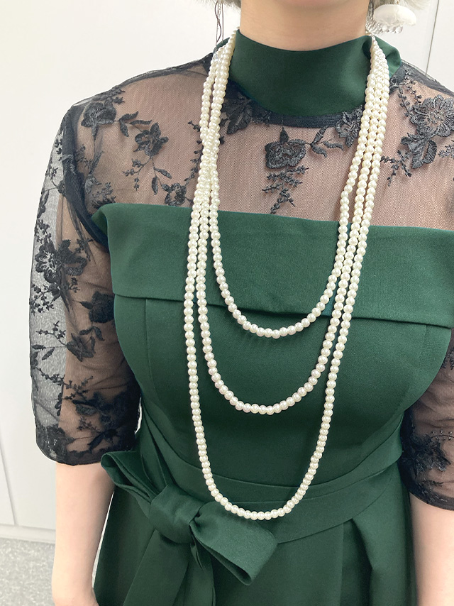 150cmスタッフTsukushiが着用するハイネックレース七分袖ミモレ丈パーティードレス(グリーン)のディティール バストアップ画像