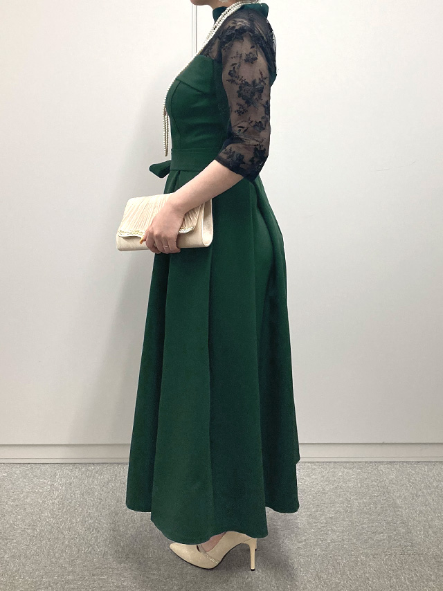 150cmスタッフTsukushiが着用するハイネックレース七分袖ミモレ丈パーティードレス(グリーン)のサイド画像