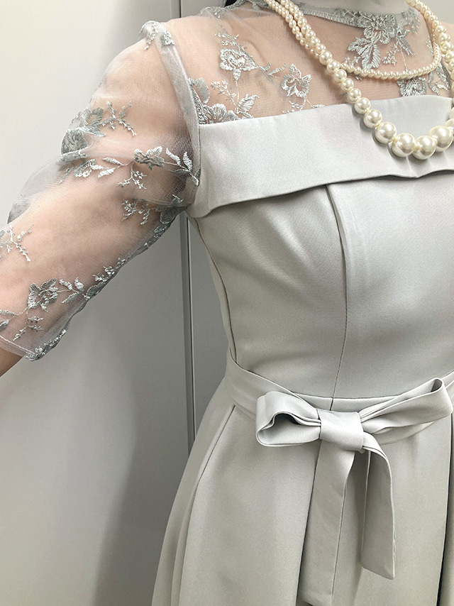 164cmスタッフkanaが着用するハイネックレース七分袖ミモレ丈パーティードレス(グレー)のディティール ウエスト画像