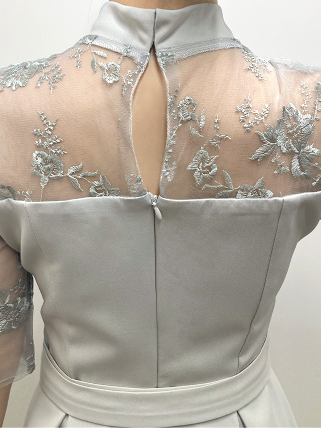 164cmスタッフkanaが着用するハイネックレース七分袖ミモレ丈パーティードレス(グレー)のディティール 背中アップ画像