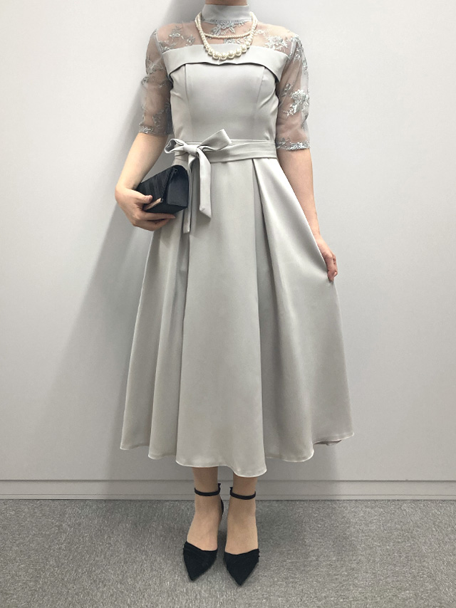 164cmスタッフkanaが着用するハイネックレース七分袖ミモレ丈パーティードレス(グレー)のフロント画像