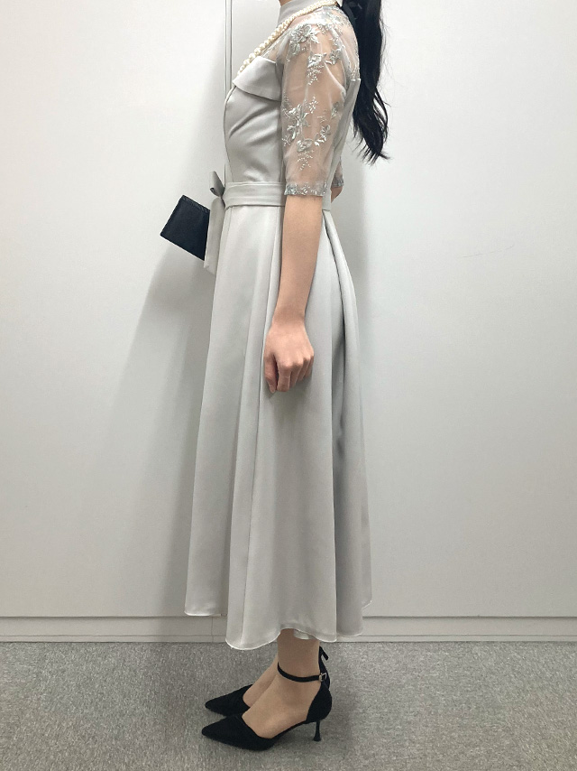 164cmスタッフkanaが着用するハイネックレース七分袖ミモレ丈パーティードレス(グレー)のサイド画像