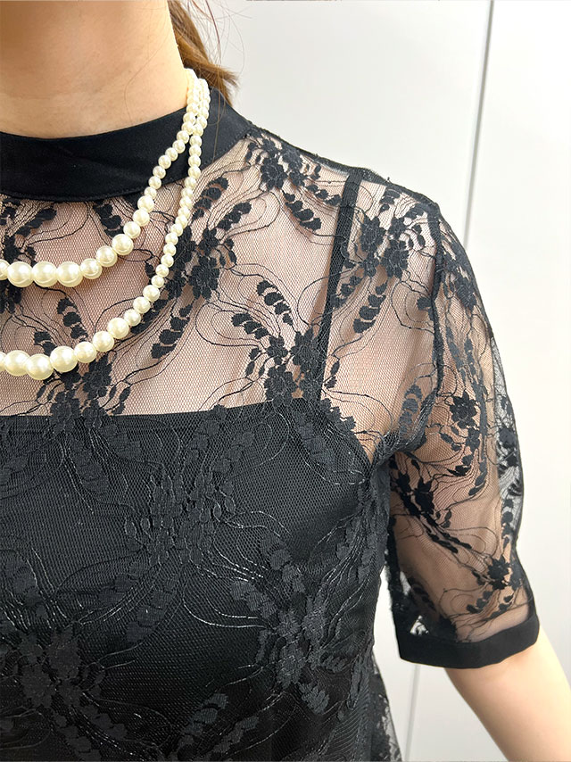 身長167cmスタッフsakuraが着用するレースワンピースパーティードレス [パールネックレス付き](ブラック)のディティール画像1