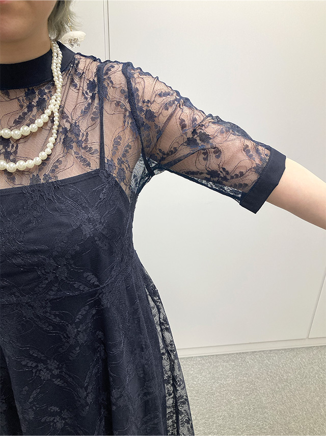身長150cmスタッフTsukushiが着用するレースワンピースパーティードレス [パールネックレス付き](ネイビー)のディティール 袖部分アップ画像