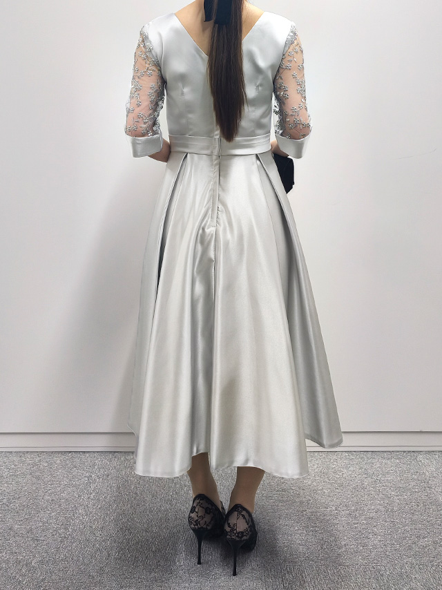 155cmスタッフmarieが着用するウエストリボン小花柄シースルー袖ひざ下丈パーティードレス(グレー)のバック画像