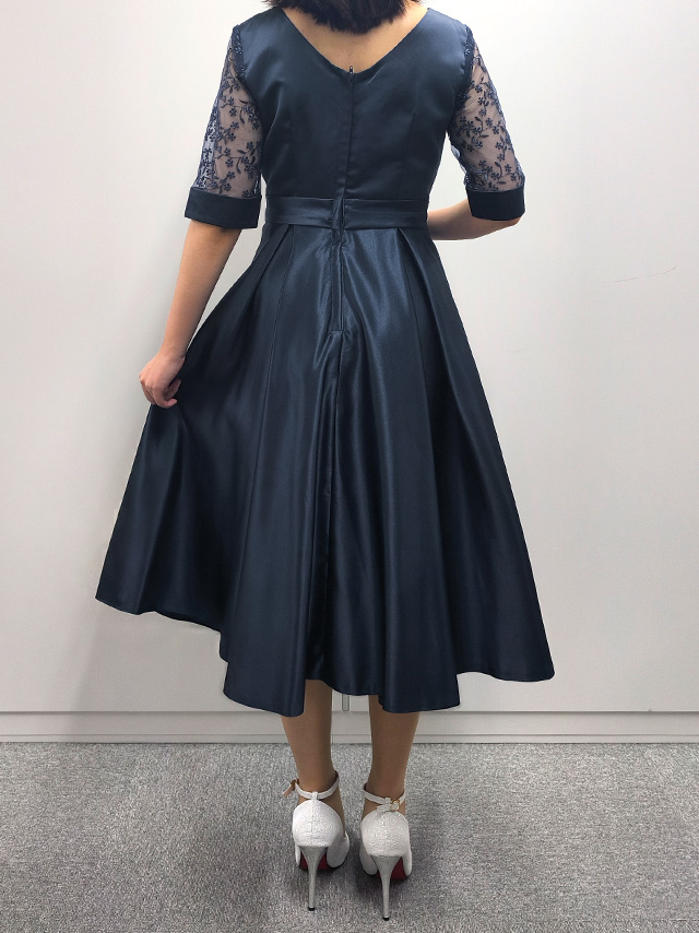 159cmスタッフRinが着用するウエストリボン小花柄シースルー袖ひざ下丈パーティードレス(ネイビー)のバック画像