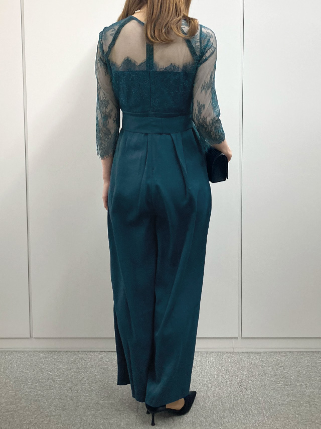 159cmスタッフMizuが着用するビスチェ風シアーレース生地ワイドパンツドレス(ブルーグリーン)のバック画像