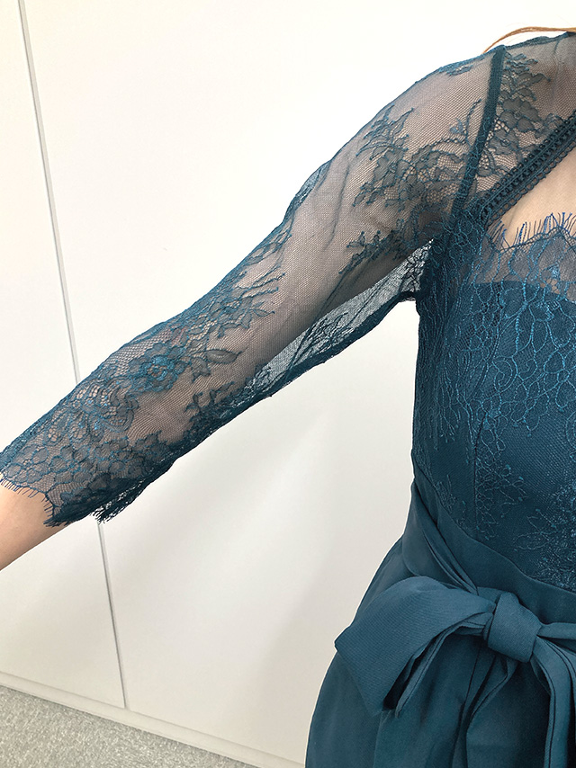 159cmスタッフMizuが着用するビスチェ風シアーレース生地ワイドパンツドレス(ブルーグリーン)のディティール 袖部分透け感アップ画像