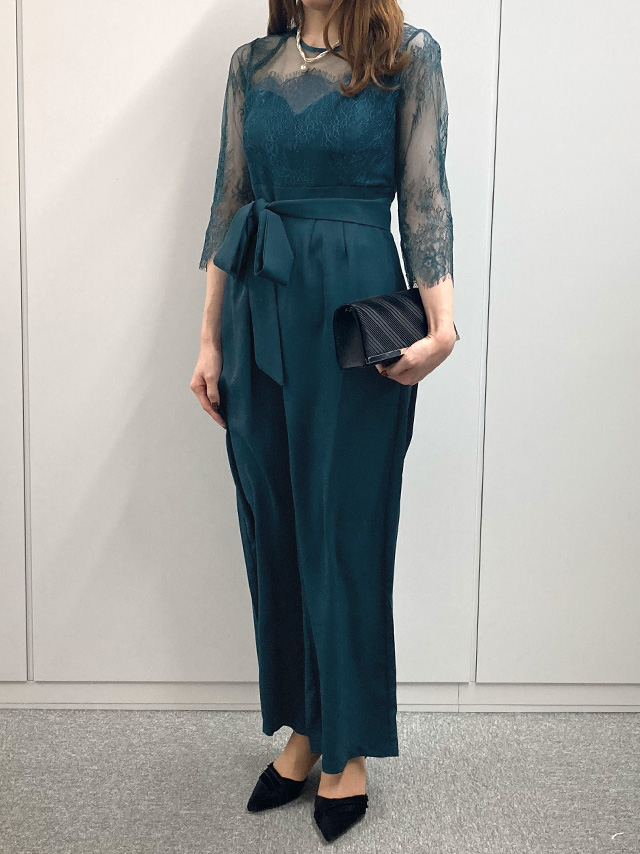 159cmスタッフMizuが着用するビスチェ風シアーレース生地ワイドパンツドレス(ブルーグリーン)のフロント画像