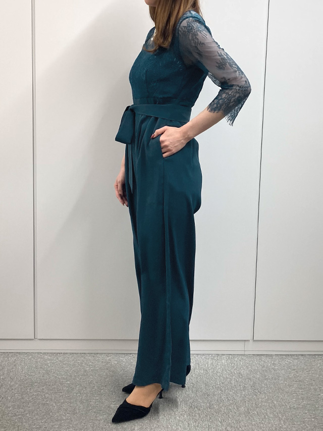 159cmスタッフMizuが着用するビスチェ風シアーレース生地ワイドパンツドレス(ブルーグリーン)のサイド画像